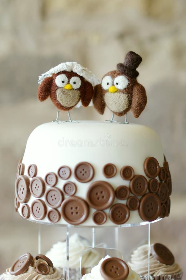 Decorative owls on top of a wedding cake