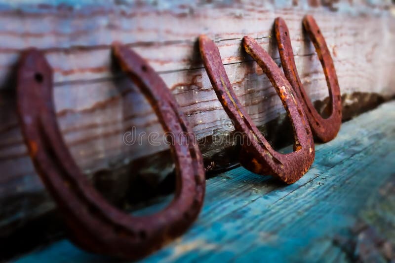 Decorativo arrugginito dei ferri di cavallo messo insieme insieme fotografie stock libere da diritti Decorativo arrugginito dei ferri di cavallo messo insieme insieme fotografie stock libere da diritti