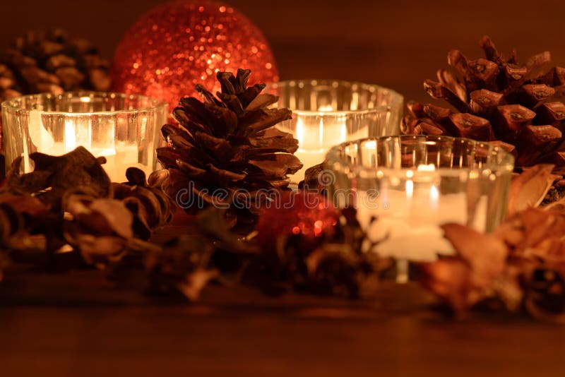 Decorazione accogliente della tavola di natale, palle rosse di natale e pigne immagini stock libere da diritti Decorazione accogliente della tavola di natale, palle rosse di natale e pigne immagini stock libere da diritti