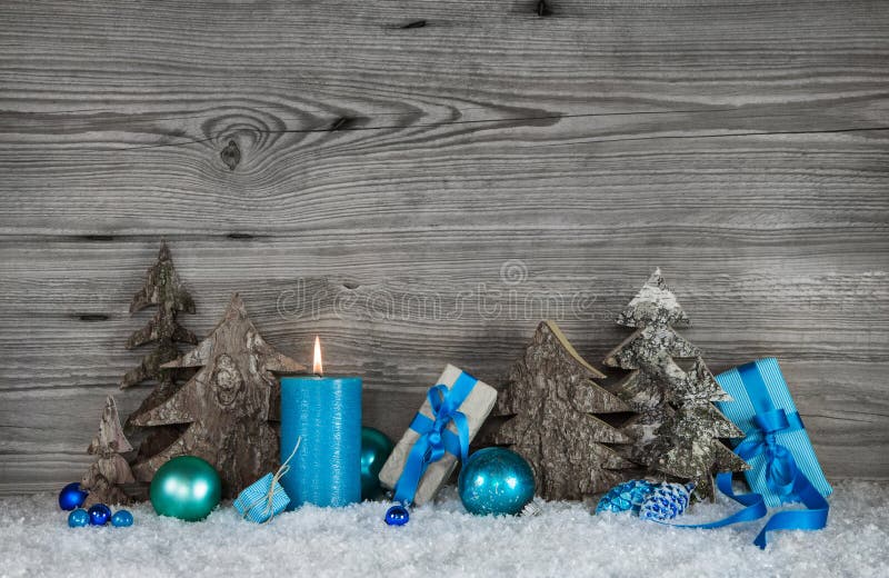 Decorazione blu, bianca e grigia di Natale con un candl bruciante fotografie stock Decorazione blu, bianca e grigia di Natale con un candl bruciante fotografie stock