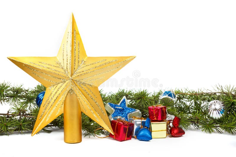 Albero Di Natale Pino O Abete.Decorazione Con Il Pino O Abete Verde E Molti Regali E Stella D Oro F Fotografia Stock Immagine Di Allegro Ornate 48380288