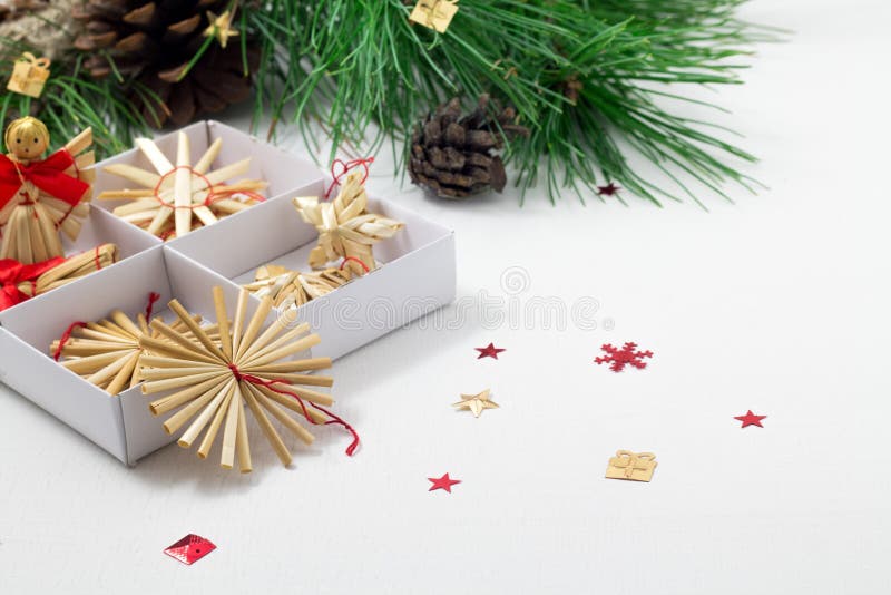 Decorazione creativa dell'albero di Natale con gli ornamenti fatti a mano immagine stock libera da diritti Decorazione creativa dell'albero di Natale con gli ornamenti fatti a mano immagine stock libera da diritti