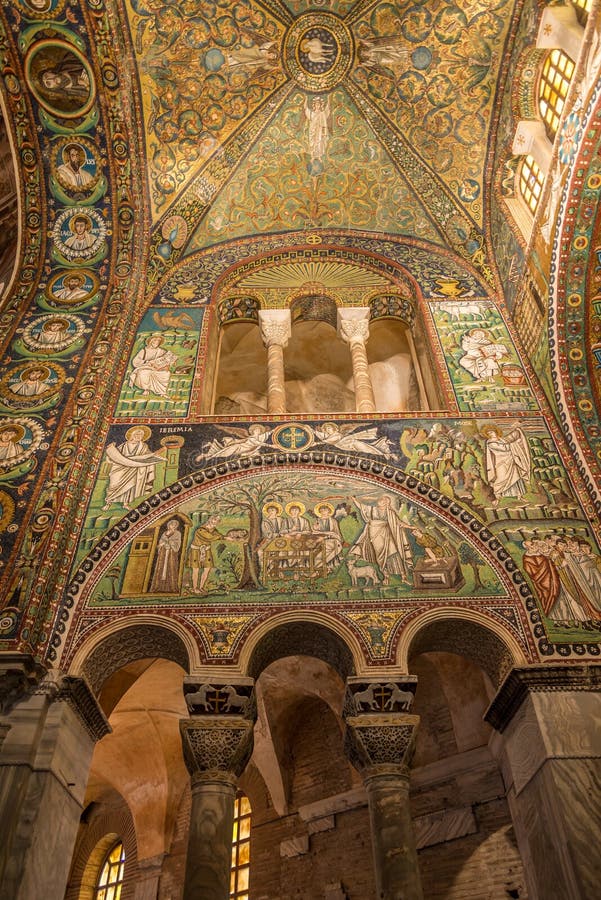 Decorazione del mosaico in basilica di San Vitale nella parte di sinistra dell'Italia - di Ravenna immagini stock libere da diritti Decorazione del mosaico in basilica di San Vitale nella parte di sinistra dell'Italia - di Ravenna immagini stock libere da diritti