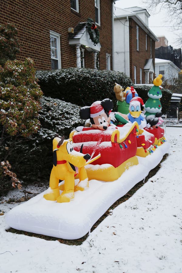 Decorazioni Natalizie Walt Disney.Decorazione Della Casa Di Natale Con I Caratteri Di Disney Fotografia Editoriale Immagine Di Verde Cappello 36191422