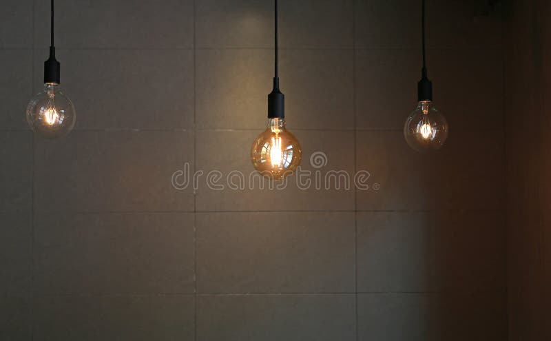 Decorazione della lampada a sospensione contro il fondo grigio della parete delle mattonelle fotografie stock libere da diritti Decorazione della lampada a sospensione contro il fondo grigio della parete delle mattonelle fotografie stock libere da diritti