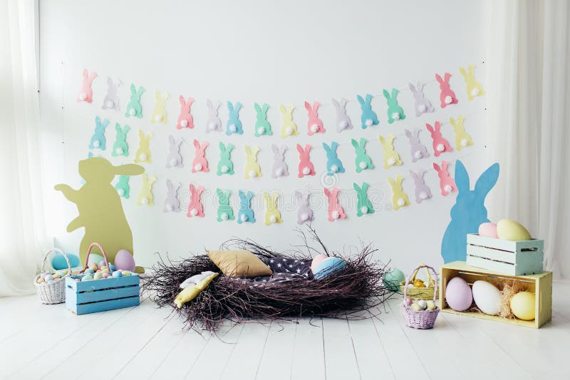 Decorazione della stanza, studio di Pasqua Nido, uova, canestri, scatole, coniglio immagine stock libera da diritti Decorazione della stanza, studio di Pasqua Nido, uova, canestri, scatole, coniglio immagine stock libera da diritti