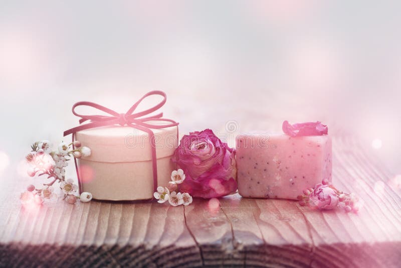 Decorazione della Tabella con un piccolo regalo immagine stock libera da diritti Decorazione della Tabella con un piccolo regalo immagine stock libera da diritti