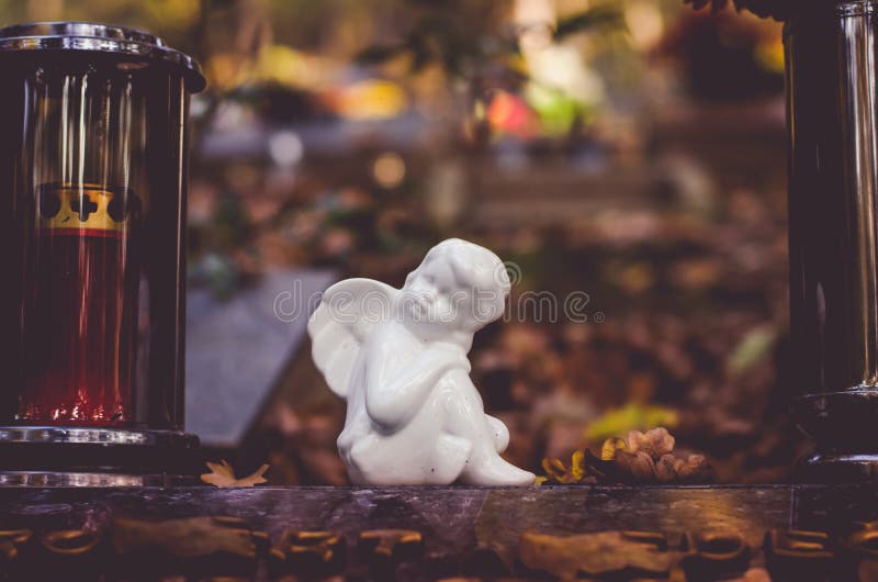 Decorazione di angelo durante tutto il giorno di san al cimitero fotografia stock libera da diritti Decorazione di angelo durante tutto il giorno di san al cimitero fotografia stock libera da diritti