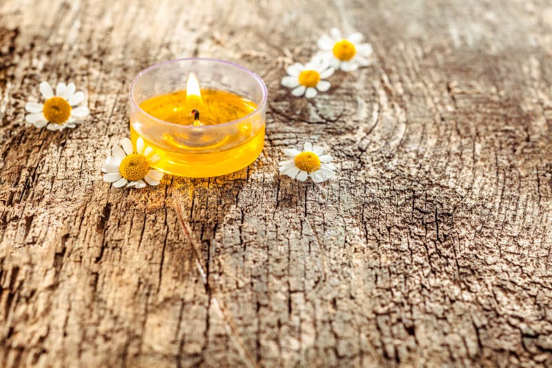 Decorazione di benessere con una luce della candela del tè fotografia stock Decorazione di benessere con una luce della candela del tè fotografia stock