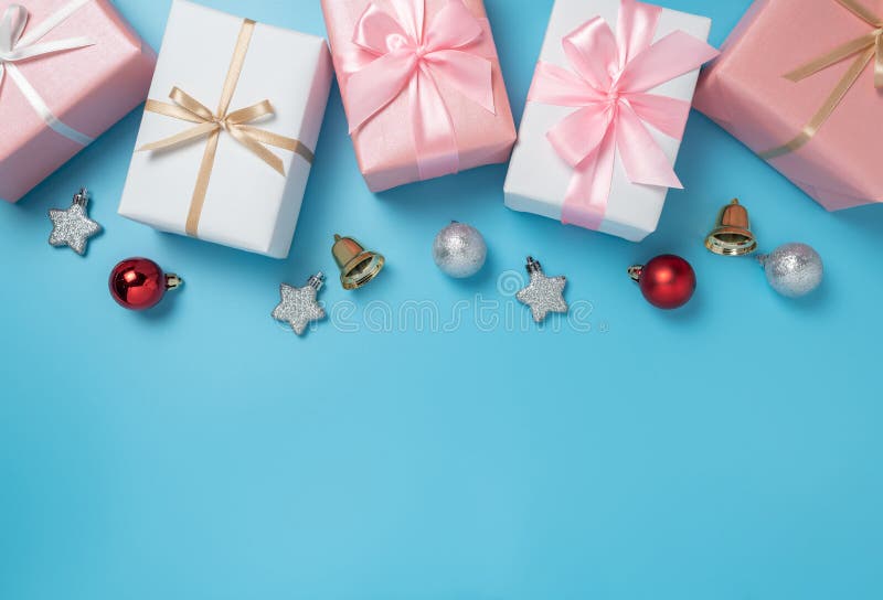 Decorazione di caselle regalo colorate su sfondo blu con spazio di copia Natale, compleanno e Capodanno immagine stock Decorazione di caselle regalo colorate su sfondo blu con spazio di copia Natale, compleanno e Capodanno immagine stock