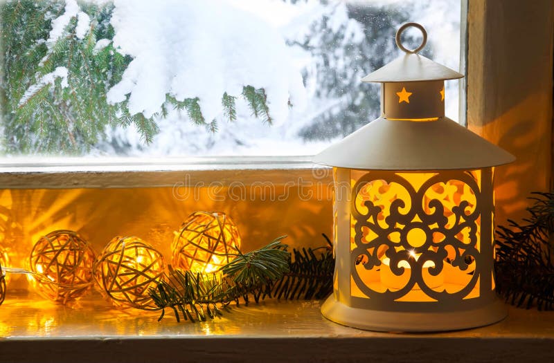 Decorazione di inverno con la lanterna sul davanzale immagine stock Decorazione di inverno con la lanterna sul davanzale immagine stock