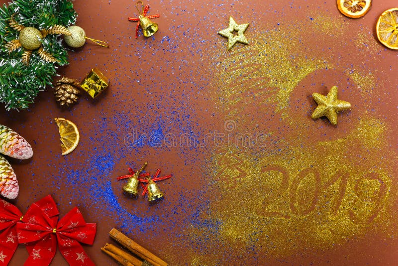Decorazione di Natale che si trova sul fondo marrone Scintillio dorato e blu fotografia stock libera da diritti Decorazione di Natale che si trova sul fondo marrone Scintillio dorato e blu fotografia stock libera da diritti