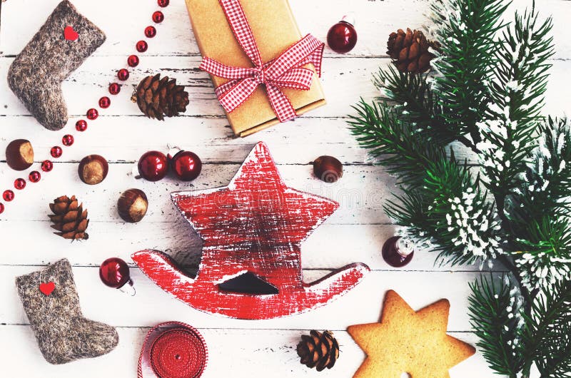 Decorazione di natale con la stella rossa, valenki, biscotti del pan di zenzero immagini stock libere da diritti Decorazione di natale con la stella rossa, valenki, biscotti del pan di zenzero immagini stock libere da diritti