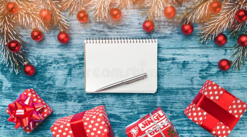 Decorazione di Natale su fondo di legno blu Lettera di concetto per Santa Claus, la vista superiore e lo spazio per testo fotografia stock Decorazione di Natale su fondo di legno blu Lettera di concetto per Santa Claus, la vista superiore e lo spazio per testo fotografia stock
