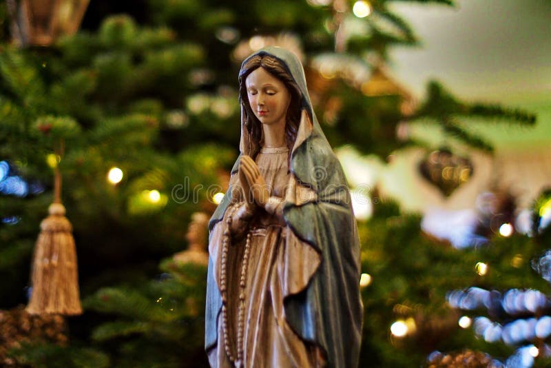 Decorazione di Natale - vergine Maria sotto l'albero di Natale fotografie stock libere da diritti Decorazione di Natale - vergine Maria sotto l'albero di Natale fotografie stock libere da diritti