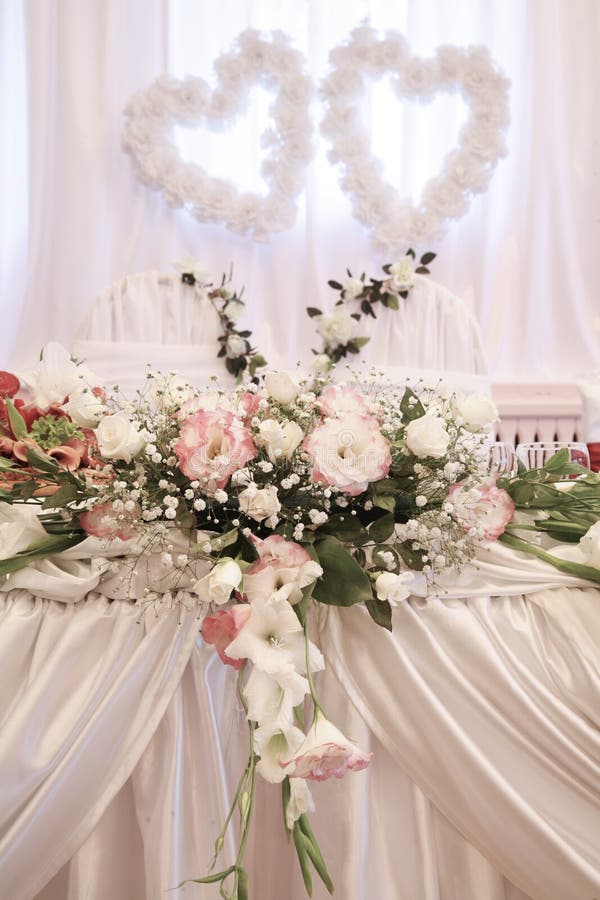 Decorazione di nozze con i fiori freschi immagine stock libera da diritti
