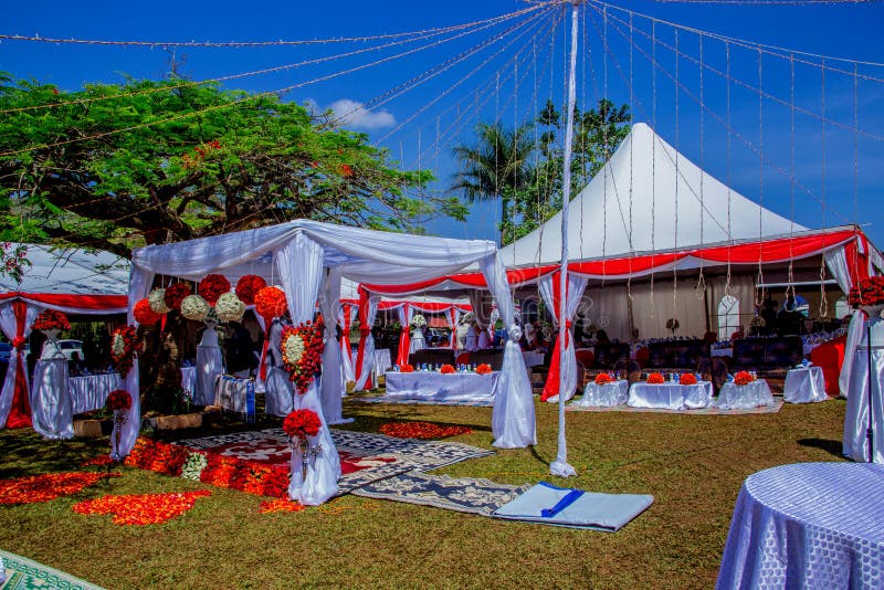 Decorazione di nozze di ornge rosso e delle combinazioni colori bianche fotografia stock