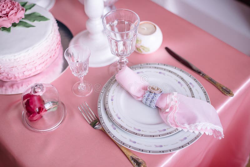 Decorazione di nozze nel rosa con le peonie fotografie stock libere da diritti Decorazione di nozze nel rosa con le peonie fotografie stock libere da diritti