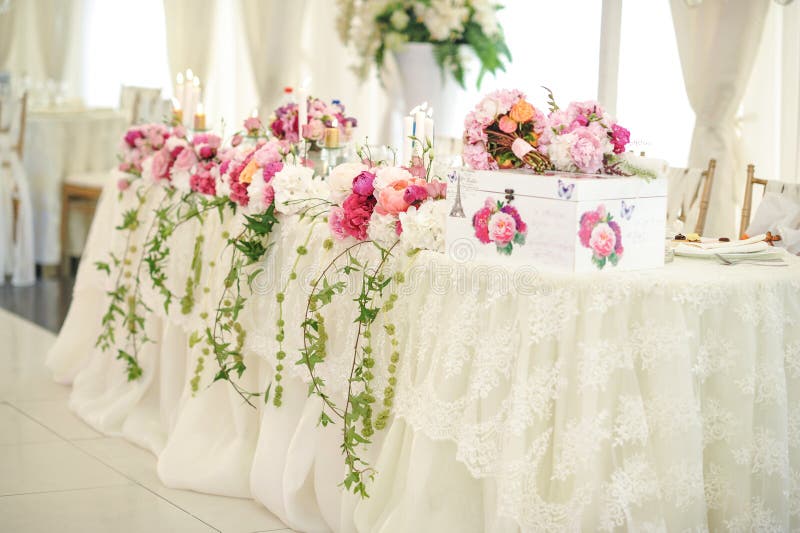 Decorazione di nozze sulla tavola Disposizioni floreali e decorazione Disposizione dei fiori rosa e bianchi in ristorante per l'e fotografie stock