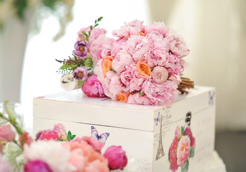 Decorazione di nozze sulla tavola Disposizioni floreali e decorazione Disposizione dei fiori rosa e bianchi in ristorante per l'e immagini stock
