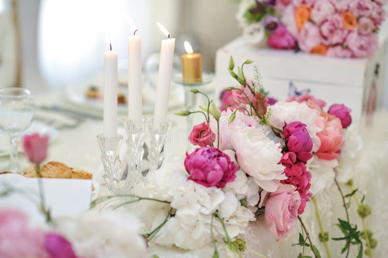 Decorazione di nozze sulla tavola Disposizioni floreali e decorazione Disposizione dei fiori rosa e bianchi in ristorante per l'e immagini stock libere da diritti