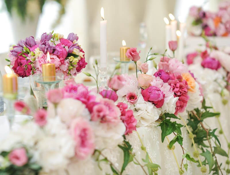Decorazione di nozze sulla tavola Disposizioni floreali e decorazione Disposizione dei fiori rosa e bianchi in ristorante per l'e immagini stock libere da diritti