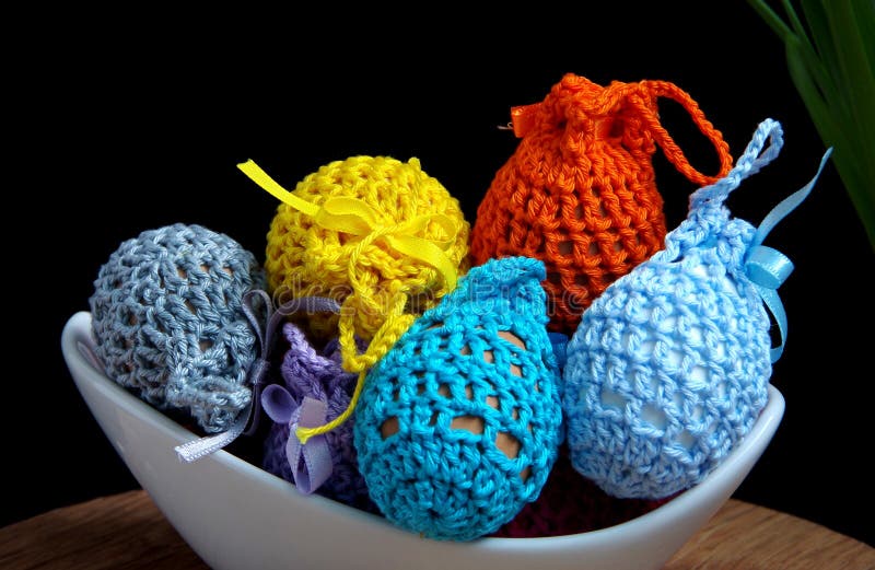 Decorazione di Pasqua, uova a foglie rampanti immagini stock Decorazione di Pasqua, uova a foglie rampanti immagini stock