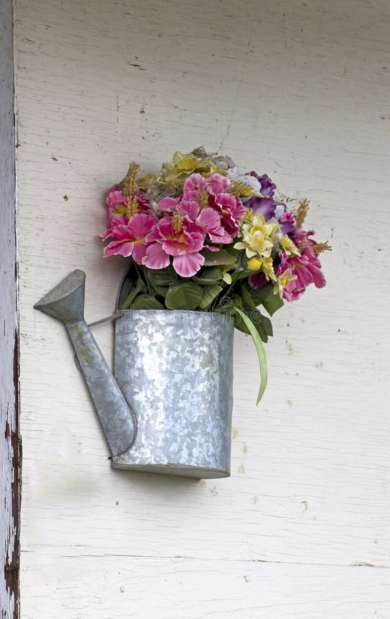 Decorazione Di Tin Flower Watering Can Wall Fotografia Stock Immagine