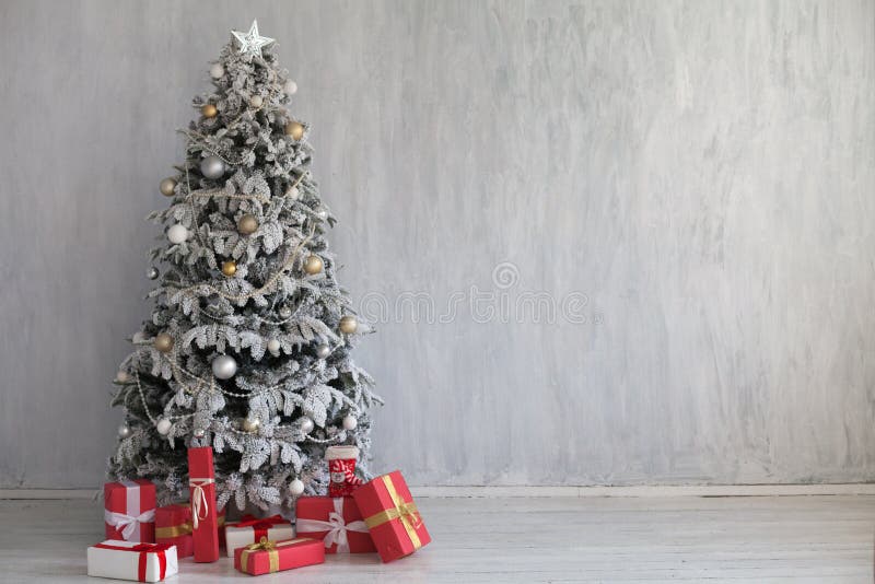 Decorazione domestica dei regali dell'albero del nuovo anno di Natale di inverno immagine stock Decorazione domestica dei regali dell'albero del nuovo anno di Natale di inverno immagine stock