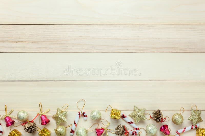 Decorazione ed ornamento di Chrismas di vista superiore sulla tavola di legno con la c fotografie stock libere da diritti Decorazione ed ornamento di Chrismas di vista superiore sulla tavola di legno con la c fotografie stock libere da diritti