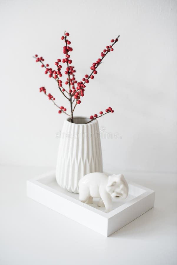 Decorazione interna bianca con il ramo in vaso, casa minimalista de di zen fotografia stock Decorazione interna bianca con il ramo in vaso, casa minimalista de di zen fotografia stock