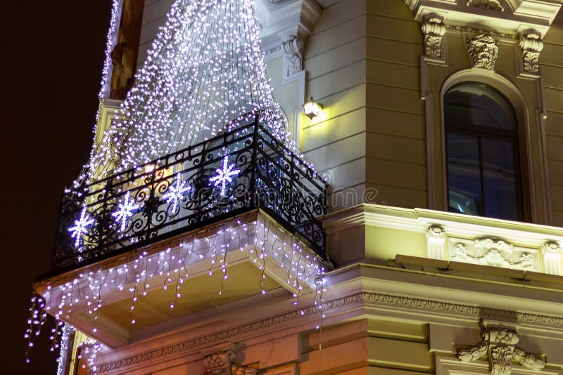Come Mettere Luci Di Natale Sul Balcone Senza Presa Luci di Natale sul balcone immagine stock. Immagine di natale - 35768571