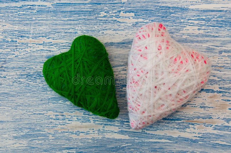 Decorazione per il giorno del biglietto di S. Valentino santo Due cuori tricottati: bianco e verde fotografia stock libera da diritti Decorazione per il giorno del biglietto di S. Valentino santo Due cuori tricottati: bianco e verde fotografia stock libera da diritti