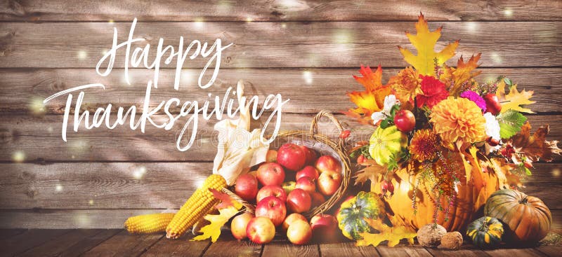 Decorazione per il Ringraziamento con zucche bouquet di fiori frutta e foglie cadute su una tavola di legno rustico immagini stock libere da diritti