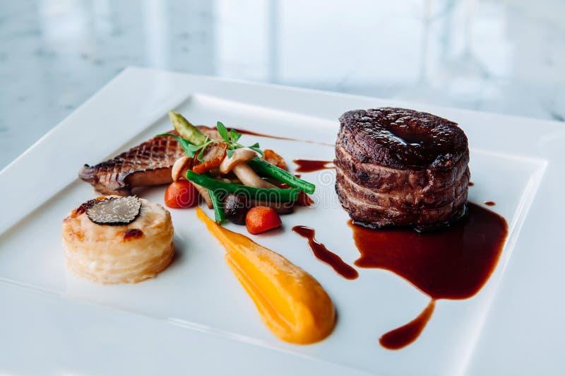 Decorazione pranzante fine piacevole del piatto di stile della bistecca del mignon di raccordo fotografie stock Decorazione pranzante fine piacevole del piatto di stile della bistecca del mignon di raccordo fotografie stock