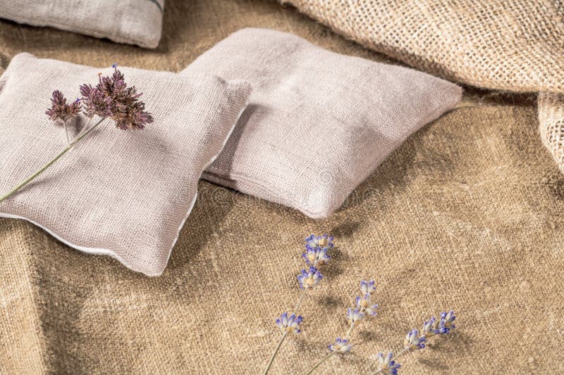 Decorazione in stile country con cuscini di contadini e steli di lavanda secchi su burlap fotografie stock