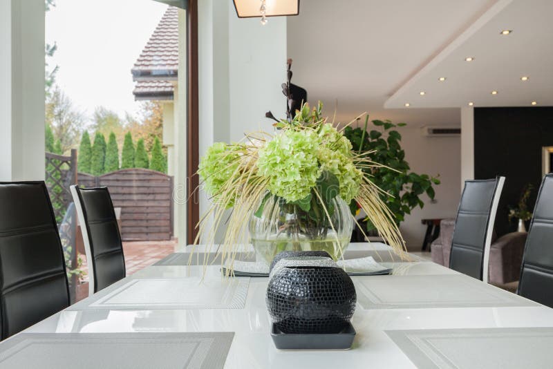 Decorazione Sulla Tavola In Cucina Moderna Fotografia Stock Immagine Di Interno Costoso