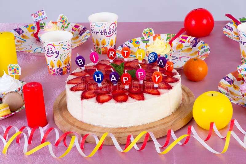 Decorazione variopinta della tavola della festa di compleanno con il dolce ed i dolci per il bambino fotografie stock libere da diritti Decorazione variopinta della tavola della festa di compleanno con il dolce ed i dolci per il bambino fotografie stock libere da diritti
