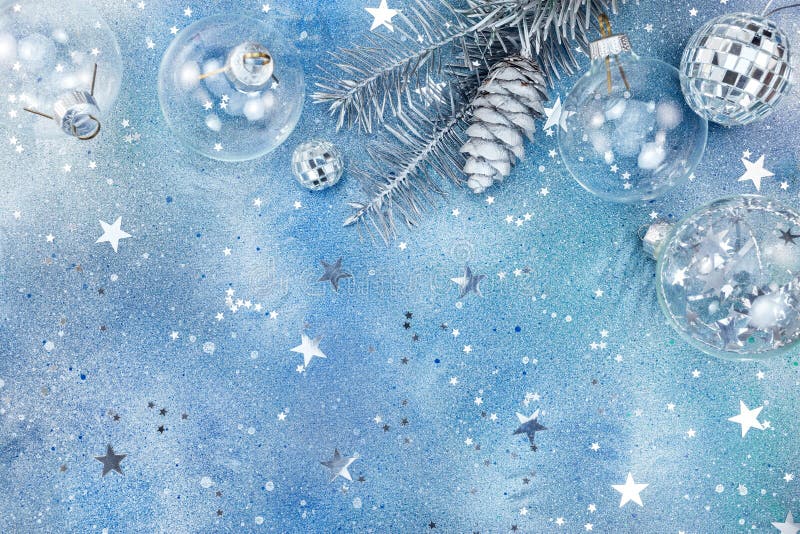Decorazioni d'argento di natale sul fondo di scintillio con il raggiro della stella fotografie stock libere da diritti Decorazioni d'argento di natale sul fondo di scintillio con il raggiro della stella fotografie stock libere da diritti