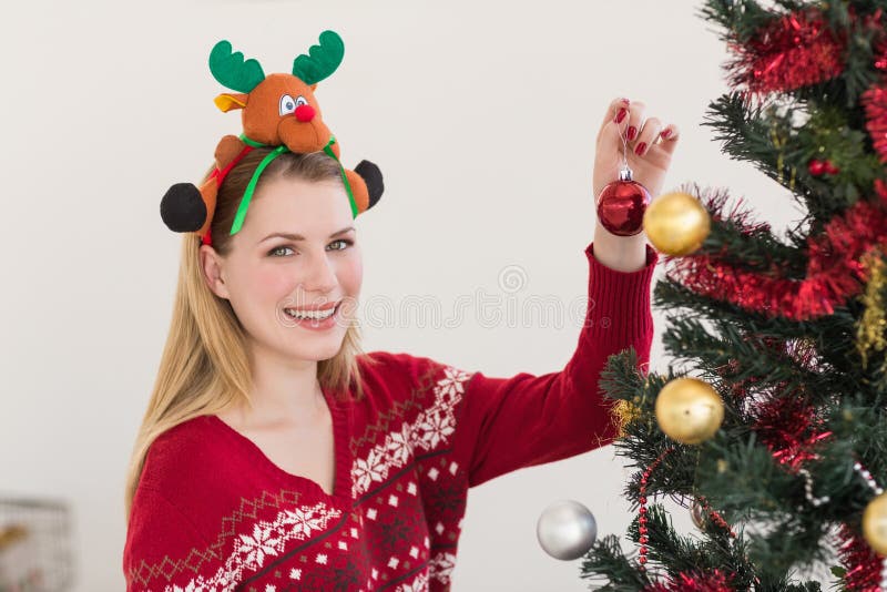 Decorazioni d'attaccatura di natale della donna sull'albero immagine stock libera da diritti Decorazioni d'attaccatura di natale della donna sull'albero immagine stock libera da diritti