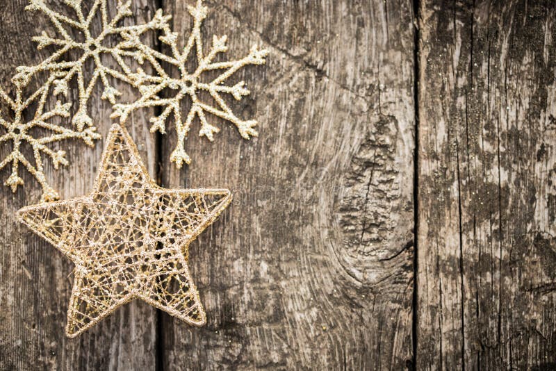 Decorazioni dell'albero di Natale dell'oro sul legno di lerciume fotografia stock Decorazioni dell'albero di Natale dell'oro sul legno di lerciume fotografia stock