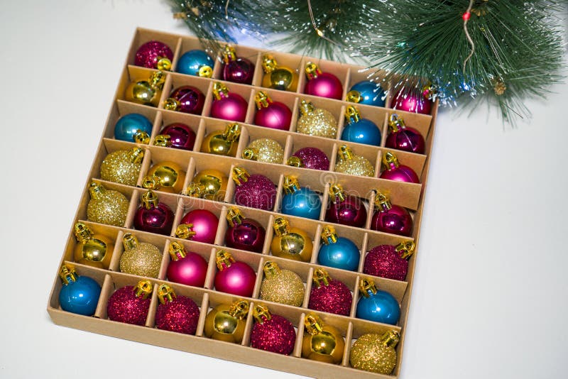 Decorazioni dell'albero di Natale, piccole palle variopinte per la festa del nuovo anno fotografia stock Decorazioni dell'albero di Natale, piccole palle variopinte per la festa del nuovo anno fotografia stock