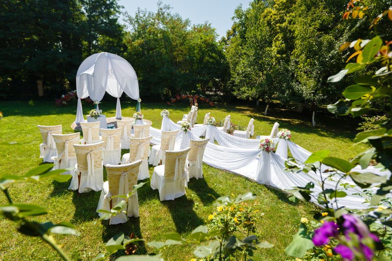 Decorazioni di cerimonia di nozze nel giardino fotografie stock libere da diritti Decorazioni di cerimonia di nozze nel giardino fotografie stock libere da diritti