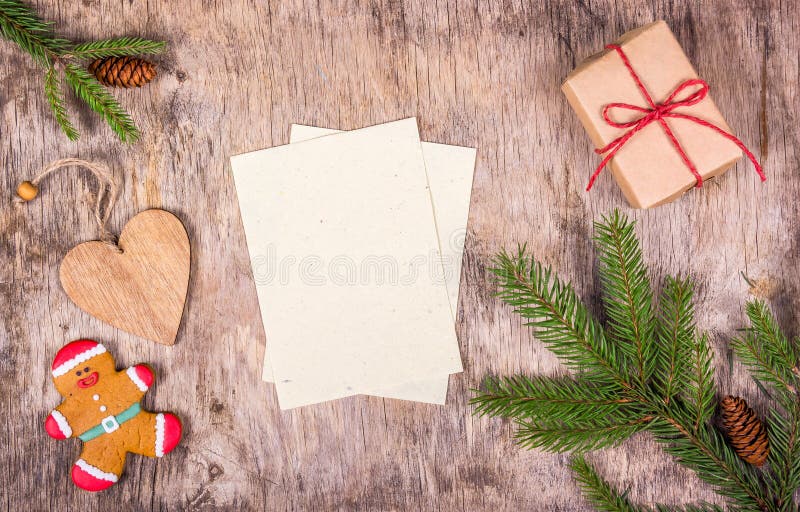 Decorazioni di Natale con l'albero di abete, contenitore di regalo, pan di zenzero sul bordo di legno Uomo di pan di zenzero e cu immagine stock Decorazioni di Natale con l'albero di abete, contenitore di regalo, pan di zenzero sul bordo di legno Uomo di pan di zenzero e cu immagine stock