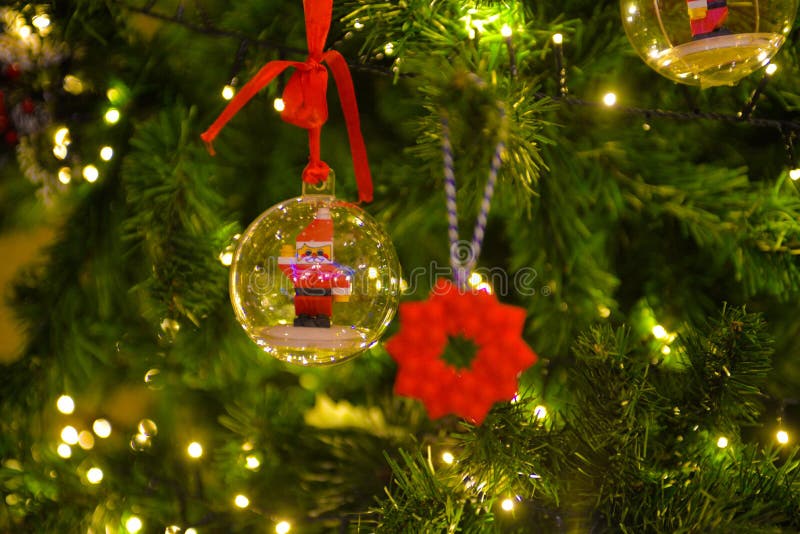Decorazioni di Natale, palla con Lego Santa Claus, luci dell'albero di natale, Lego Ice Flake rosso vago fotografia stock