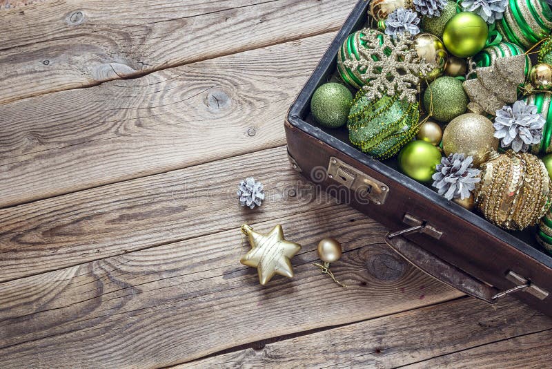 Decorazioni di Natale in una vecchia valigia d'annata sul bordo di legno fotografia stock Decorazioni di Natale in una vecchia valigia d'annata sul bordo di legno fotografia stock