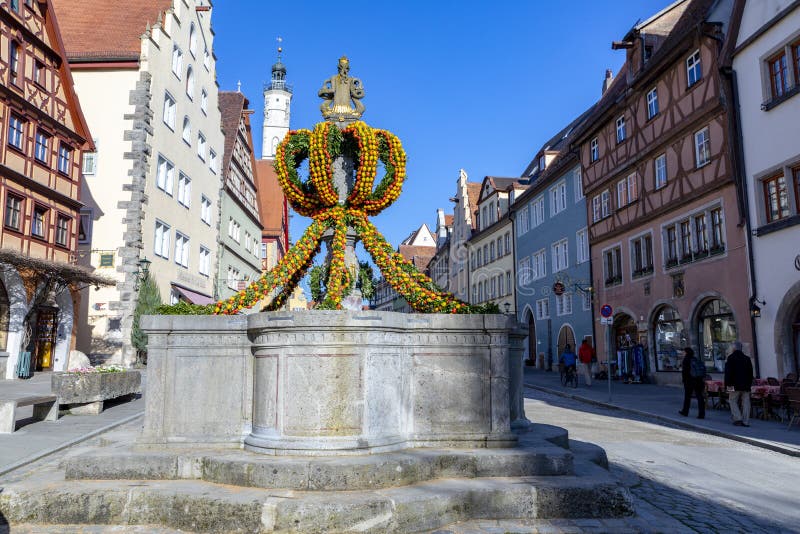Decoração colorida de páscoa numa fonte em rothenburg ob der tauber fotografia de stock royalty free