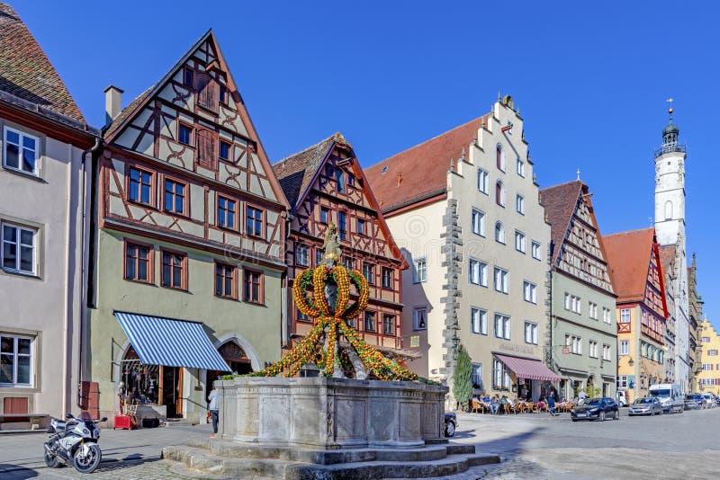 Decoração colorida de páscoa numa fonte em rothenburg ob der tauber foto de stock royalty free
