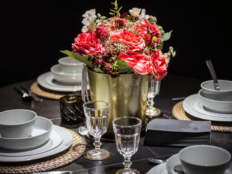 Decoração da tabela com flores e kitchenware vermelhos imagens de stock Decoração da tabela com flores e kitchenware vermelhos imagens de stock