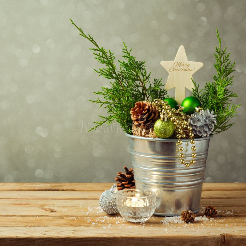 Decoração da tabela do Natal com bolas e milho do pinho sobre o fundo do borrão fotografia de stock Decoração da tabela do Natal com bolas e milho do pinho sobre o fundo do borrão fotografia de stock